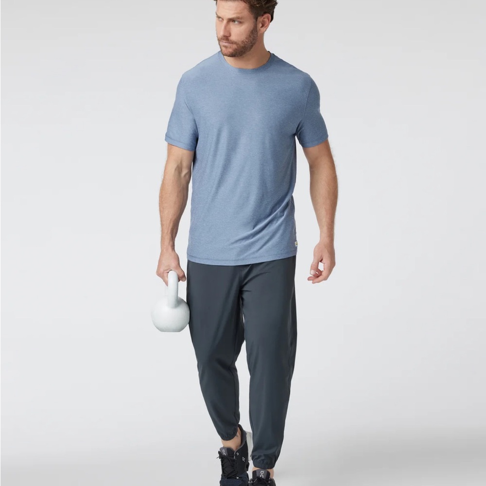 NWT Vuori men’s strata tech tee size small in Chambray heather blue